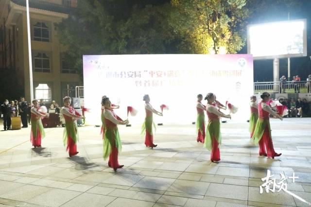 巡展特別增加了廣場舞表演賽內容，吸引了近50支隊伍參加。段燦 攝