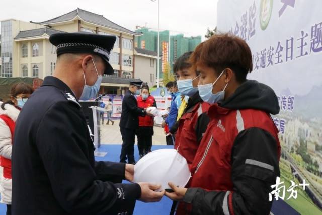 活動現(xiàn)場還為快遞行業(yè)代表贈送了有著安全保障的頭盔。段燦 攝