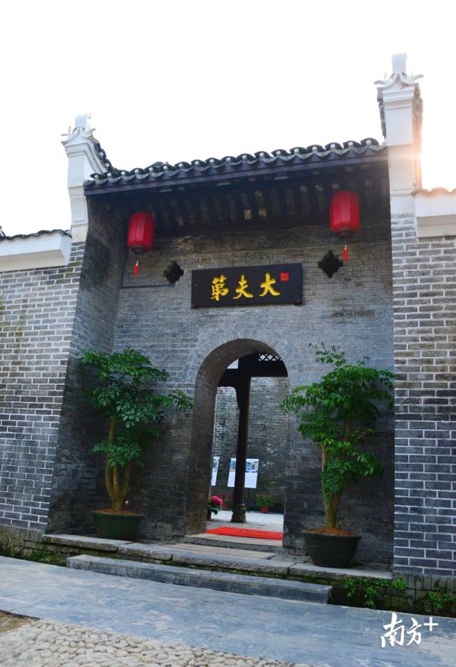 青磚藍(lán)瓦、重檐飛翹的“大夫第”民宿。黃津 攝