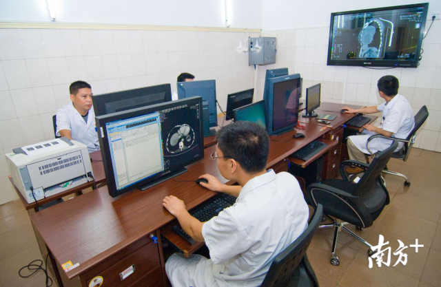 6個(gè)中心能讓鎮(zhèn)鄉(xiāng)的群眾實(shí)現(xiàn)在鎮(zhèn)衛(wèi)生院看病，一樣能享受到市區(qū)醫(yī)院的優(yōu)質(zhì)服務(wù)，實(shí)現(xiàn)讓數(shù)據(jù)多跑腿、群眾少跑腿。