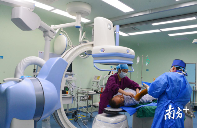 連州形成“基層檢查、基層收費(fèi)、上級(jí)診斷”就醫(yī)新格局，有效解決群眾“看病難、看病貴、看病遠(yuǎn)”難題。黃津 攝