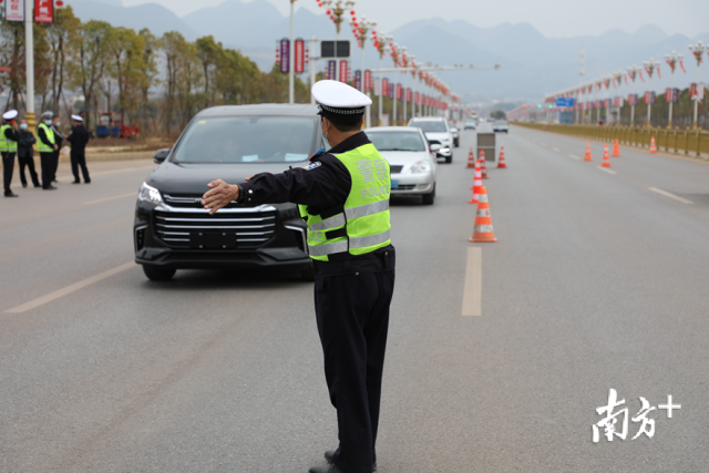 每天高峰期有近300名警力在主要交通路口站崗。