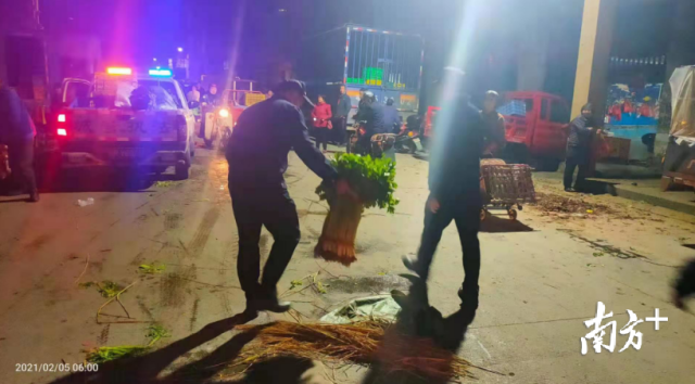 清理亂擺亂賣(mài)，營(yíng)造良好環(huán)境。