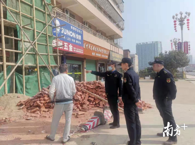 落實(shí)“門(mén)前三包”制度。