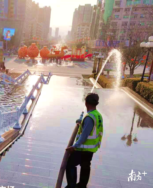 清洗廣場(chǎng)。