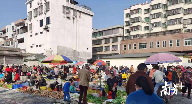 設(shè)置臨時(shí)擺賣(mài)點(diǎn)便民利民。