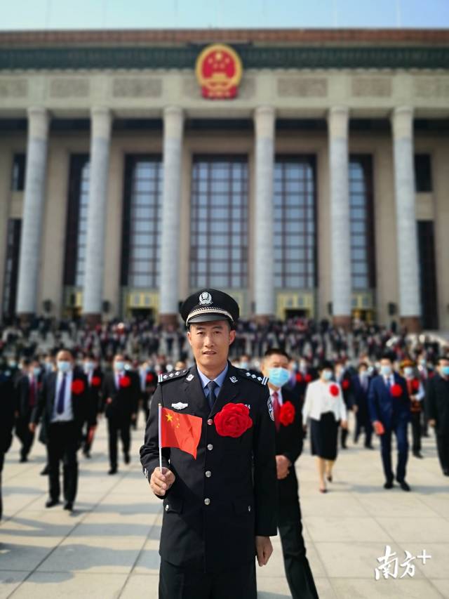 連州市瑤安鄉(xiāng)大營(yíng)村駐村第一書記兼扶貧工作隊(duì)隊(duì)長(zhǎng)、清遠(yuǎn)市公安局交警支隊(duì)高速七大隊(duì)教導(dǎo)員黃智勇獲授“全國(guó)脫貧攻堅(jiān)先進(jìn)個(gè)人”稱號(hào)。圖片由受訪者提供