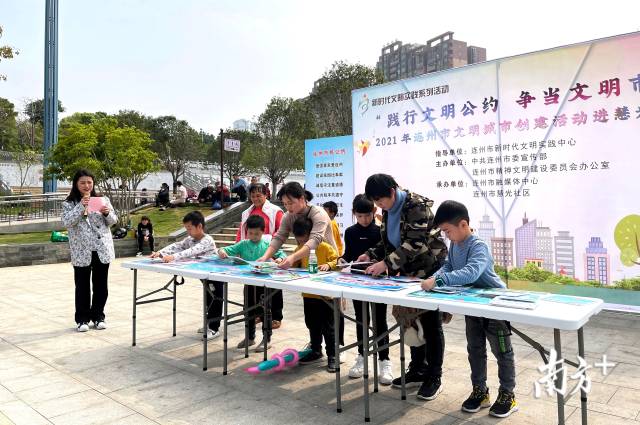 孩子們參與文明拼圖趣味游戲。段燦 攝