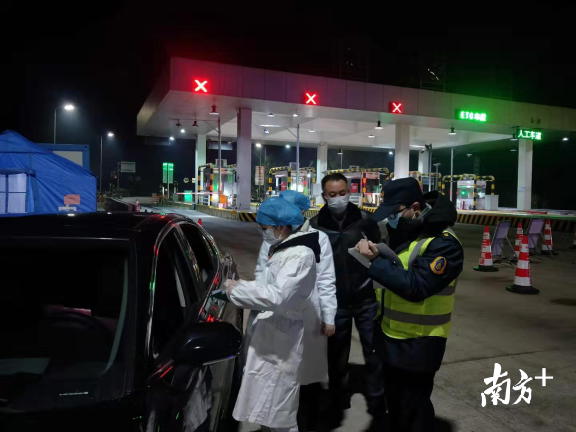 醫(yī)務(wù)、交警等人員在防控點(diǎn)24小時(shí)值守。