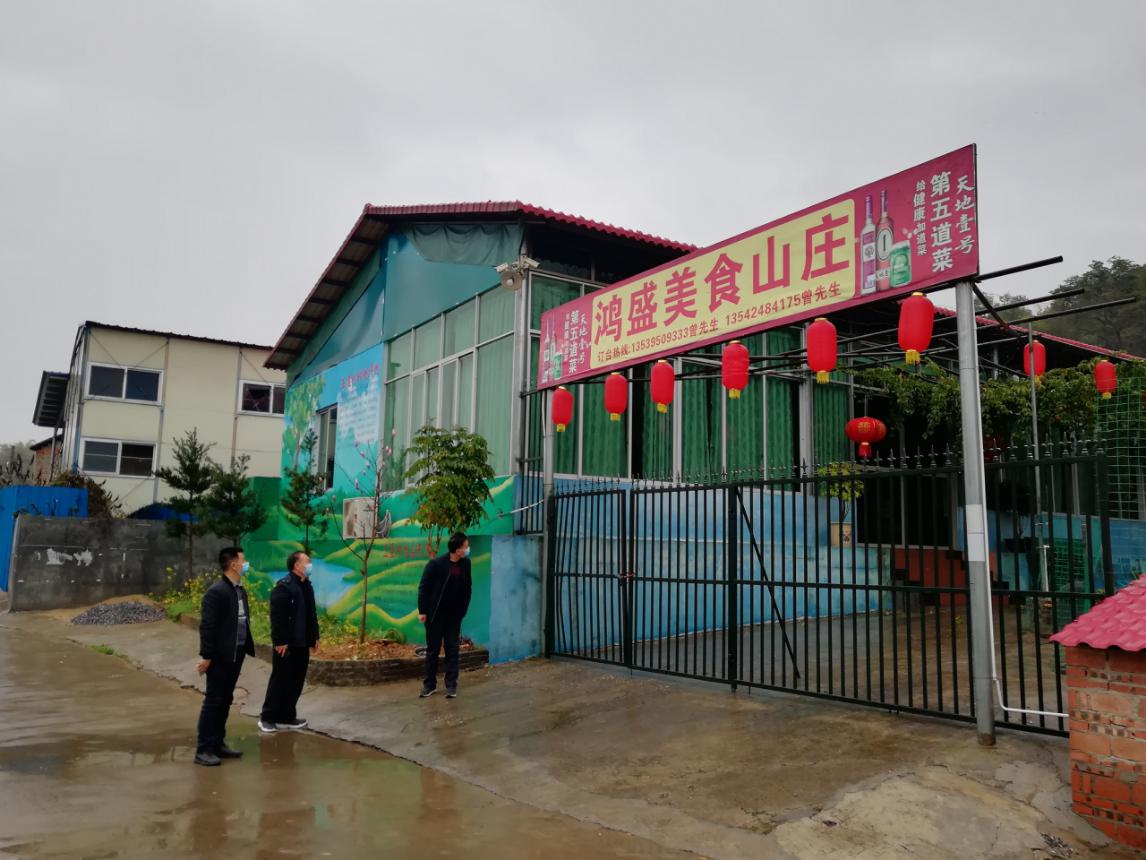 鎮(zhèn)干部下村巡查飯店營業(yè)情況
