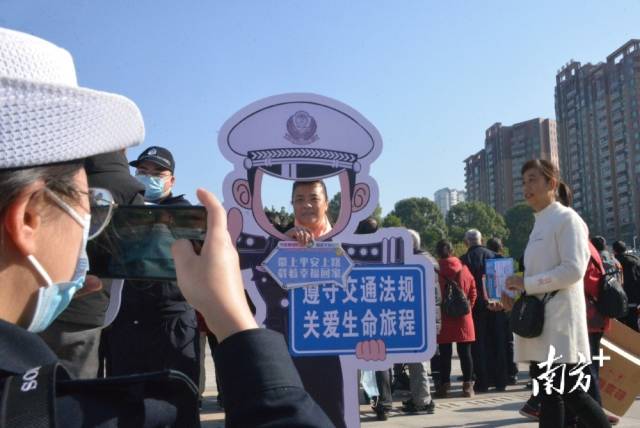 市民留影。張曉欣 攝