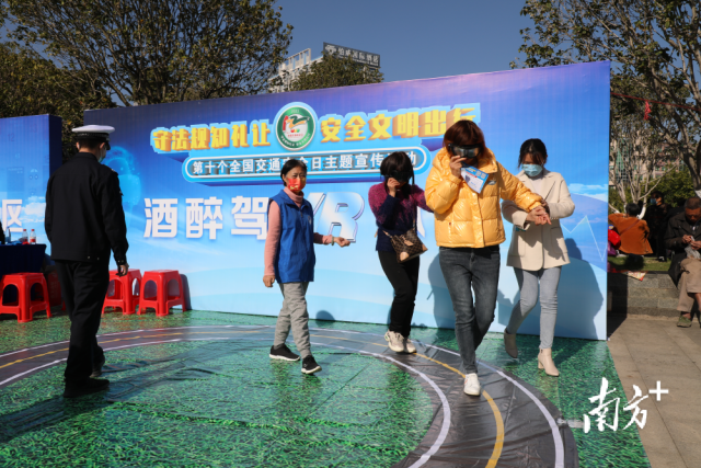 酒醉駕VR體驗(yàn)區(qū)。廖劍鋒 攝