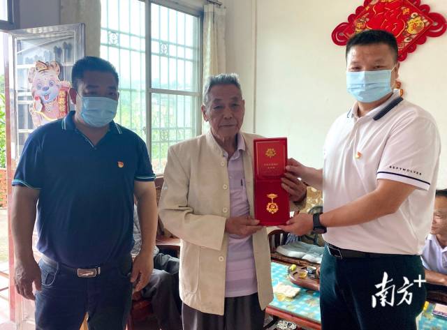 走訪慰問老黨員，并送上“光榮在黨50年”紀念章。