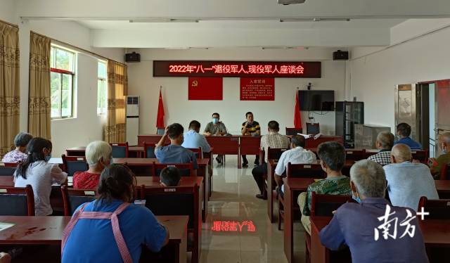 召開村級(jí)退役軍人、現(xiàn)役軍人座談會(huì)。