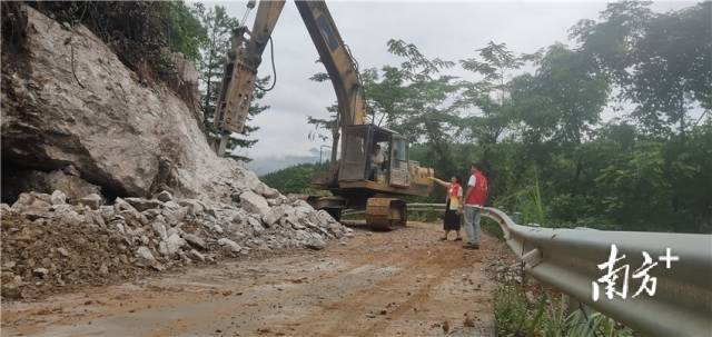 施工隊正在清理攔路巨石。