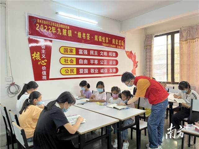 共讀一本好書。