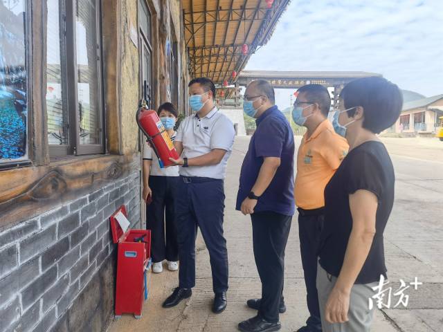 檢查應(yīng)急裝備配備。