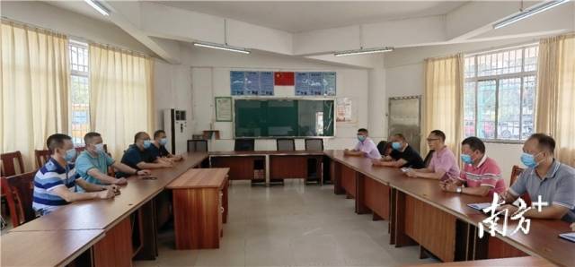 召開座談會(huì)。