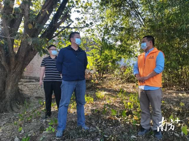 綦鴻偉到雙塘村實(shí)地督查森林防火工作。
