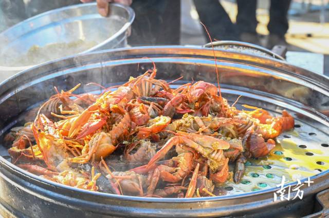 現(xiàn)場開鍋蒸蝦、炒蝦。張曉欣 攝