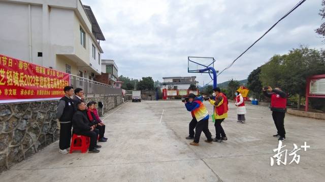 為村民免費拍攝全家福。