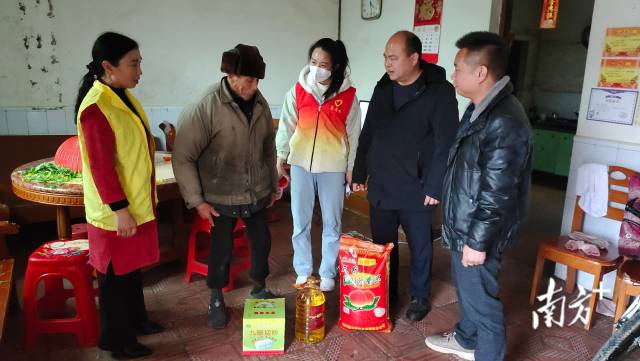 參與走訪慰問送溫暖活動。