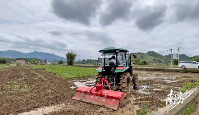 農(nóng)機(jī)員正在耕地。