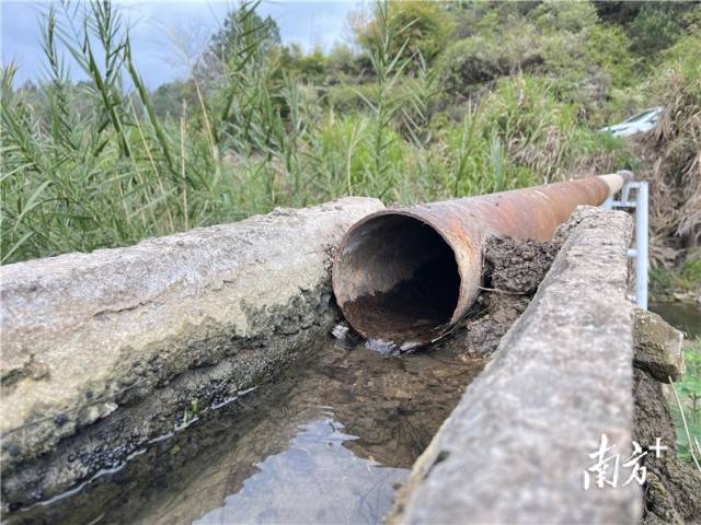 連接兩岸的跨河水渠。
