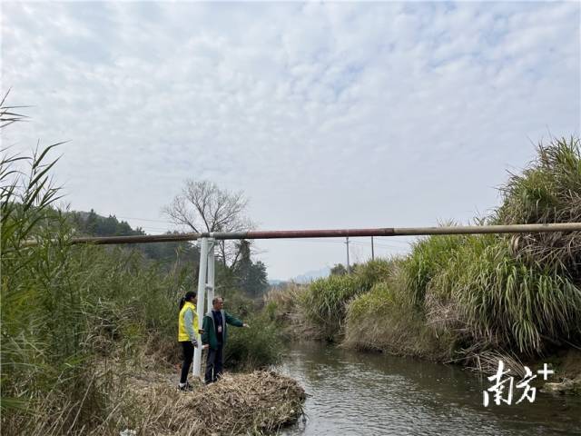 余榮華與戴海玲查看水渠建設情況。