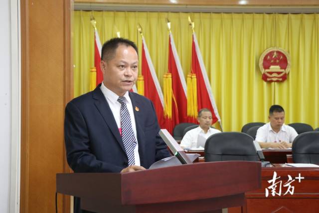 鄭劍鋒向大會作九陂鎮(zhèn)人民政府專項工作報告。