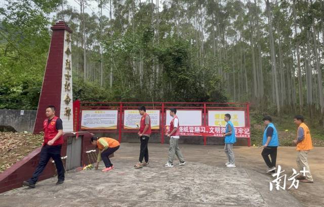 敬獻(xiàn)鮮花。