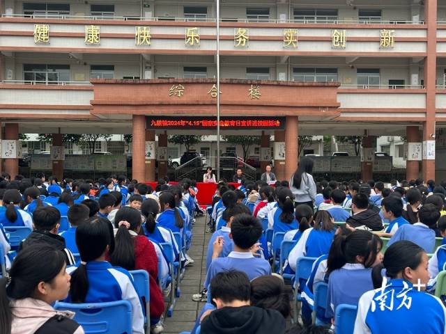 進(jìn)校園宣講。