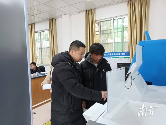 辦事群眾在粵智助進(jìn)行兵役登記。