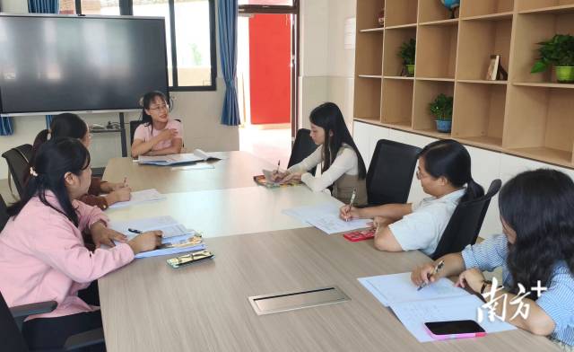 廣州市教育局選派廣州六中等名校骨干教師組成專家團隊幫扶提升連州教師業(yè)務(wù)水平。資料圖