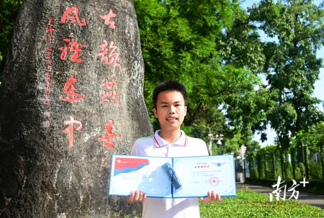 連州中學(xué)連續(xù)兩年有學(xué)生考上空軍飛行員。圖為朱富銘。黃津 攝