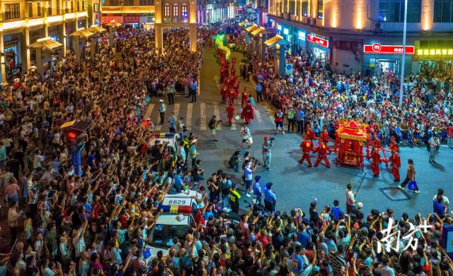 2024年，連州全市接待游客量、旅游收入比2022年分別激增126.47%、177.54%。圖為連州旅游文化季萬人空巷。丘貴星 攝