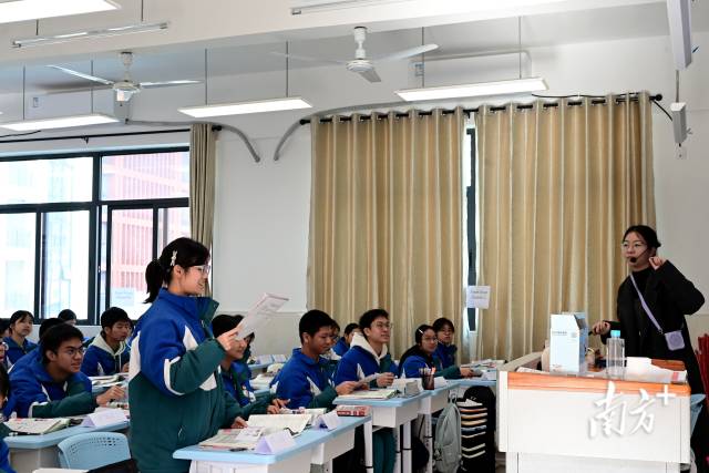 教學(xué)展示上，同學(xué)積極回答授課老師問題。黃瀅 攝