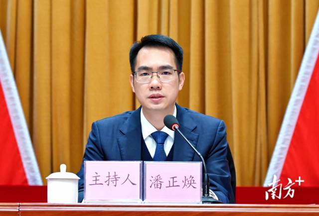 連州市委書(shū)記潘正煥代表市委常委會(huì)作報(bào)告。黃瀅 攝