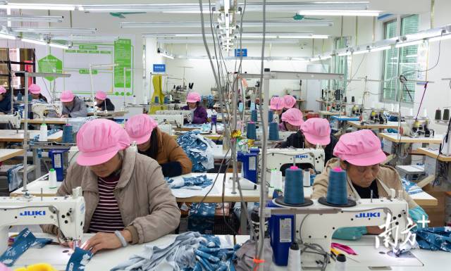 安尼歐服飾項目讓村民實現(xiàn)家門口就業(yè)。