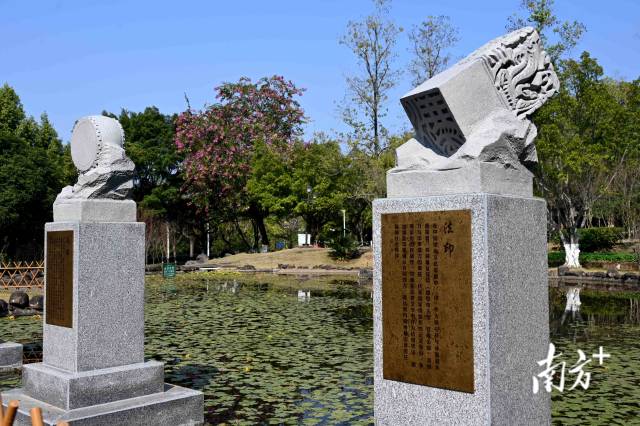 通過(guò)象征正義的法器造型與流水意象，詮釋法治公平公正、滋養(yǎng)萬(wàn)物的本質(zhì)內(nèi)涵。黃瀅 攝