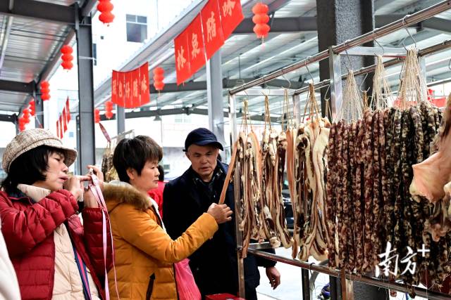 顧客挑選臘味。黃瀅 攝