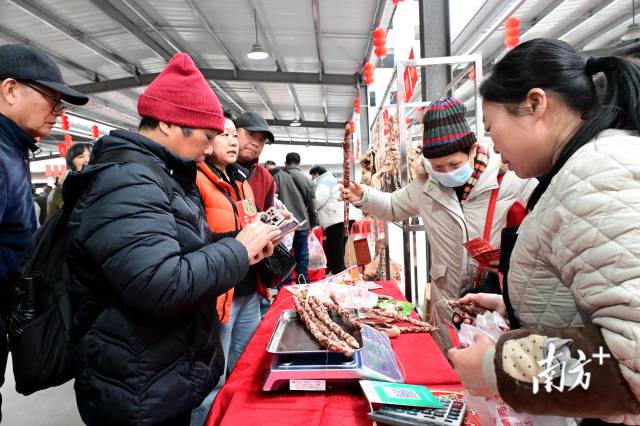 市民游客購買臘味。黃瀅 攝