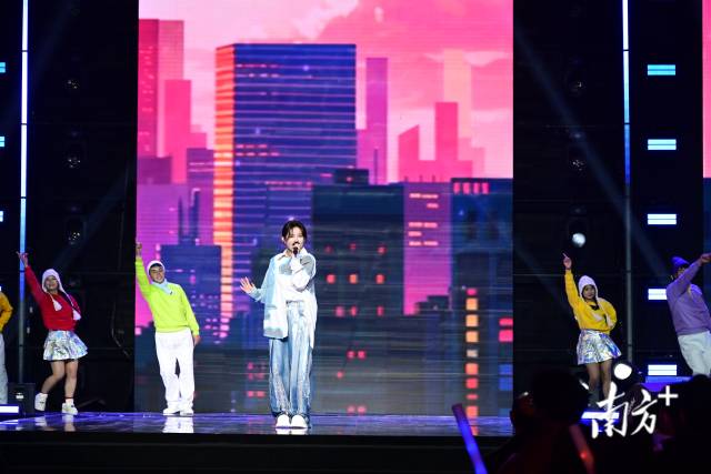 程響獻(xiàn)唱。黃瀅 攝