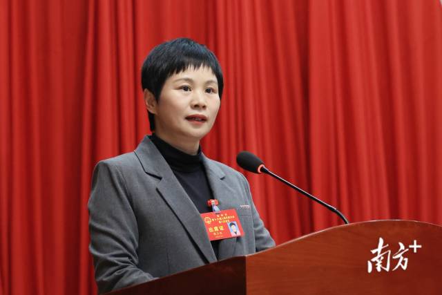 市委副書記、市長(zhǎng)戴少枚代表市人民政府向大會(huì)作工作報(bào)告。黃瀅 攝