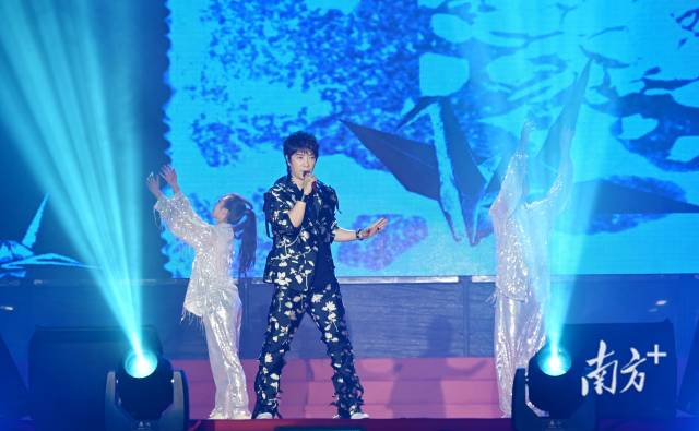 邰正宵攜《心要讓你聽(tīng)見(jiàn)》《千紙鶴》《九百九十九朵玫瑰》《一千零一夜》等經(jīng)典金曲登場(chǎng)。黃津 攝