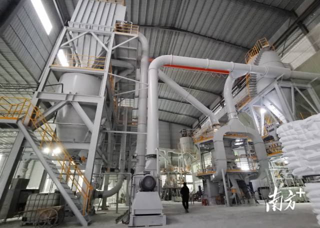 龍坪鎮(zhèn)全力做好新材料工業(yè)園建設(shè)，推動非金屬礦加工企業(yè)升級改造。黃津 攝