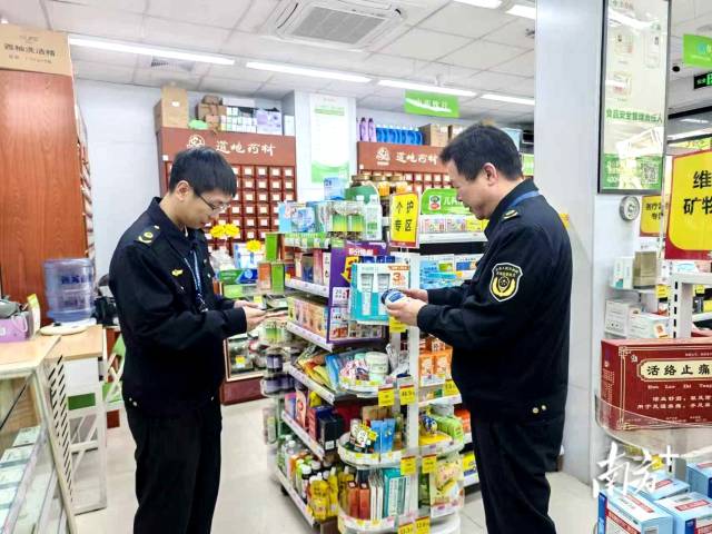 連州市市場監(jiān)督管理局日常開展檢查工作。連州市監(jiān)局 供圖