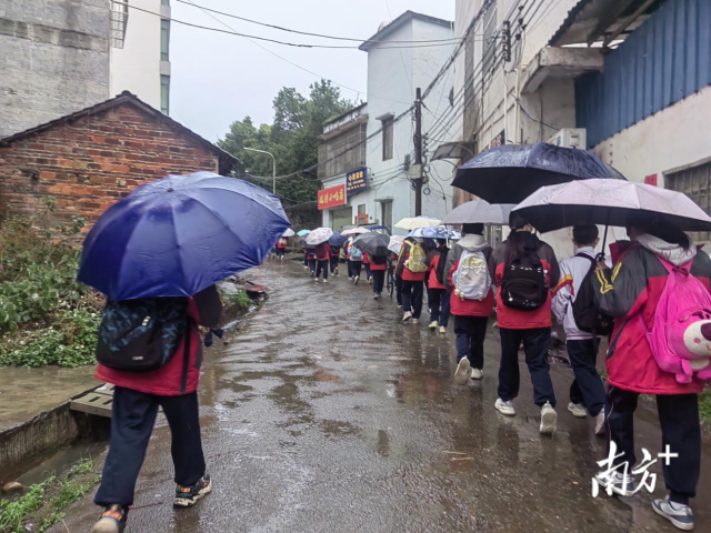 曾經(jīng)，慧光中學(xué)校門口道路積水嚴重，兩側(cè)明渠污水淤積、異味熏天，影響出行和人居環(huán)境。