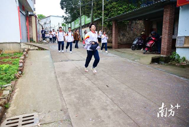 連州市慧光中學(xué)校門口道路干爽整潔，一改過往污水橫流模樣。黃津 攝