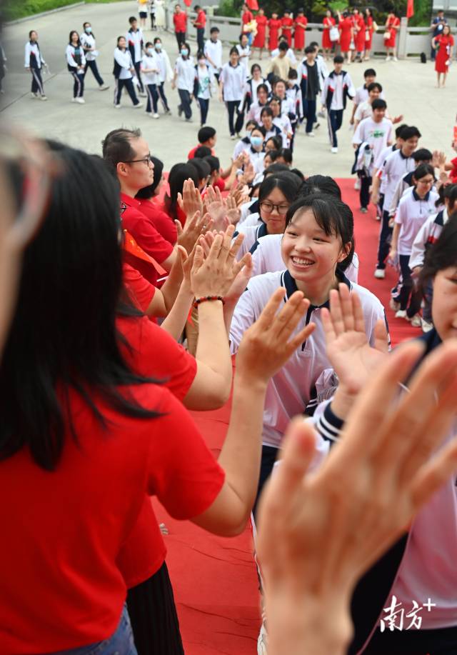 2025年，連州高考600分以上人數(shù)同比增長180%，中考總平均分從全市第六躍居至連續(xù)兩年全市第二。黃津 攝